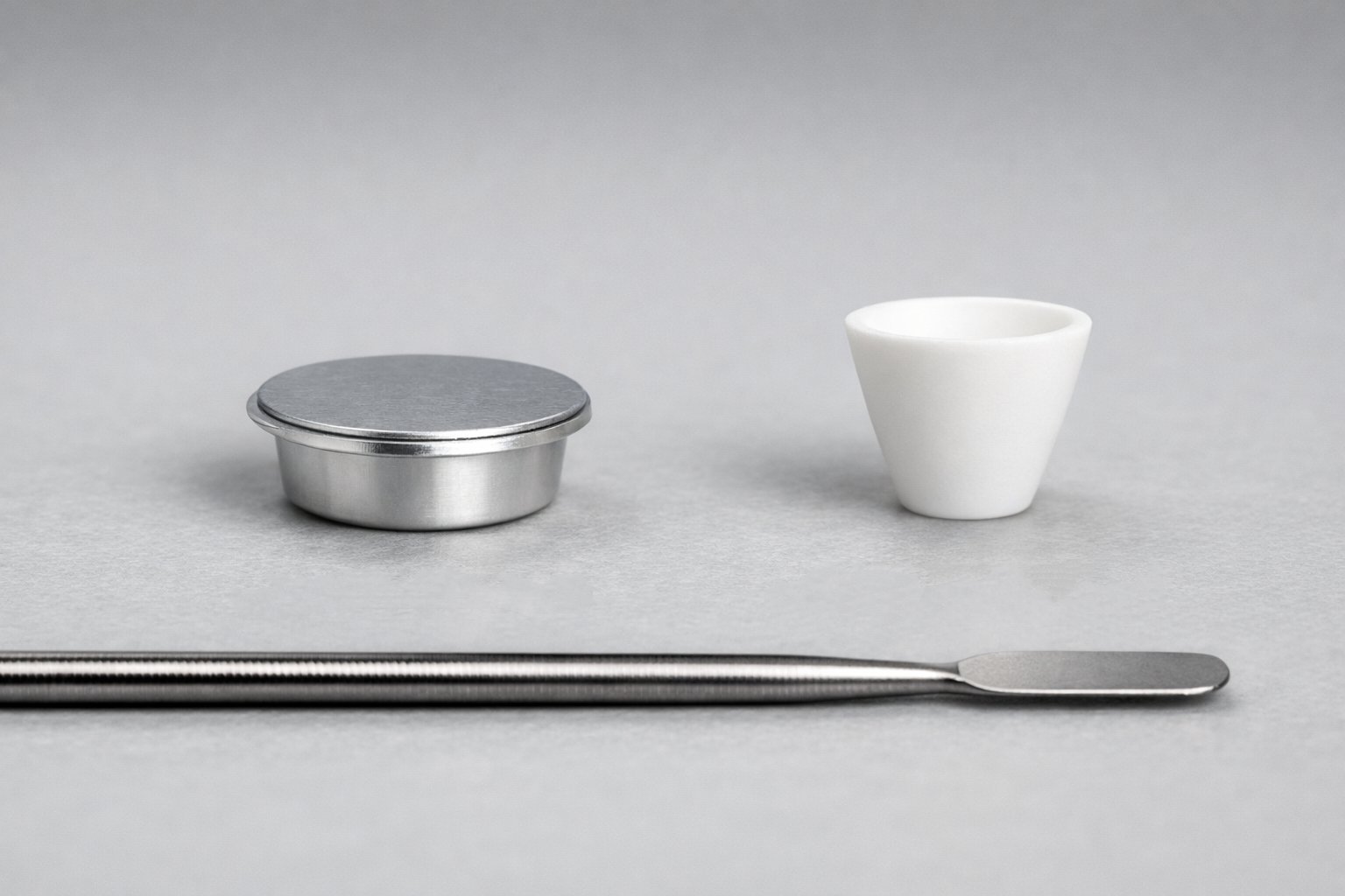 Market trend and growth forecast chart for universal crucibles used in laboratories and manufacturing industries