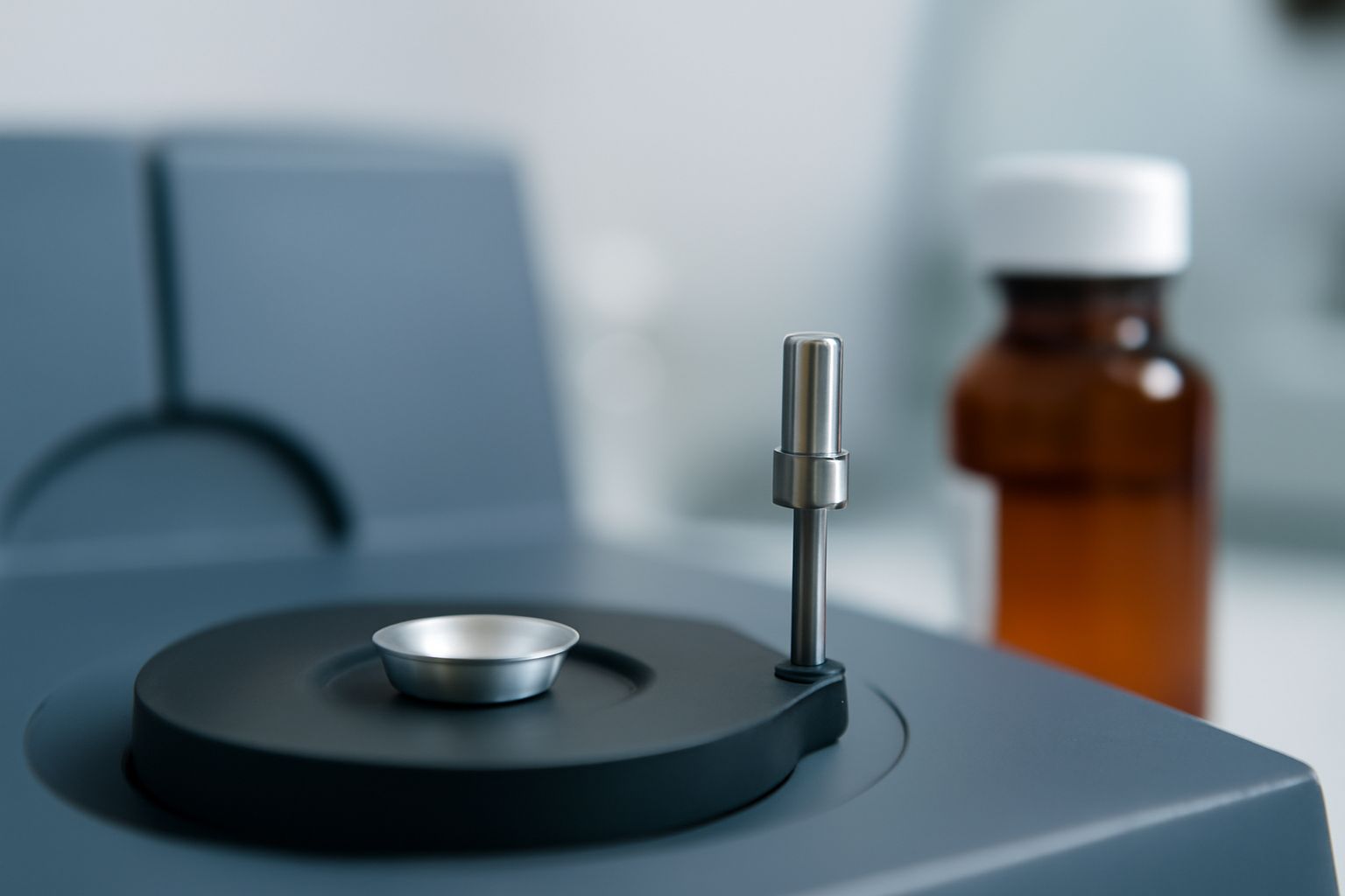 High-purity DSC sample pans for pharmaceutical drug formulation and thermal analysis testing, compatible with laboratory equipment